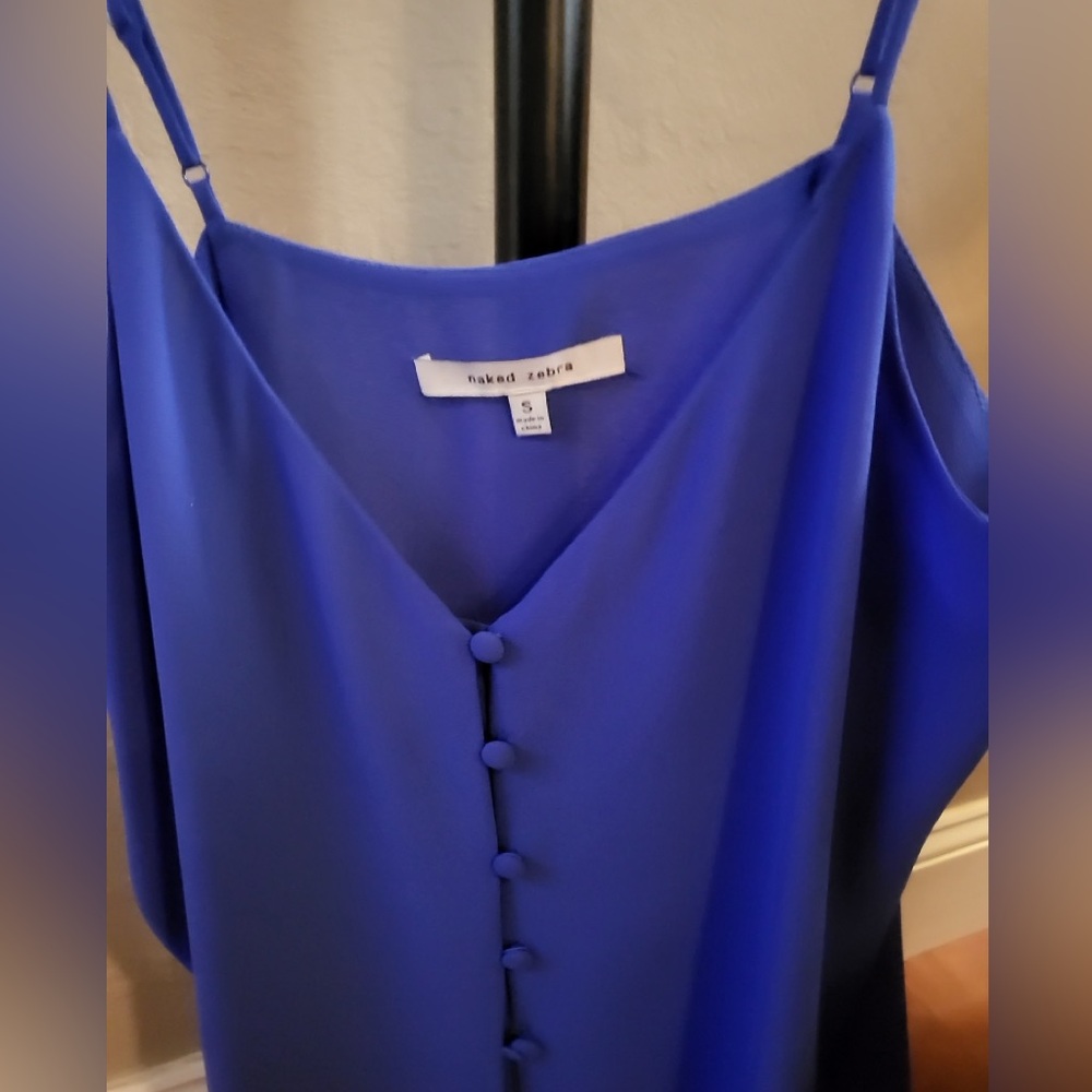 Sleeveless blue blouse